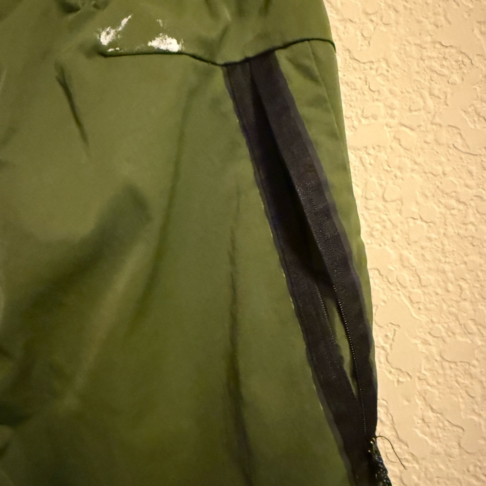 Nike men’s medium tech woven commuter pants - olive green - Picture 5 of 6